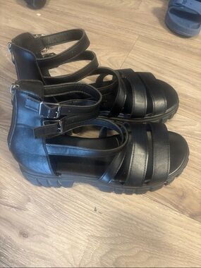 Women’s Black Strappy Buckle Gladiator Sandals